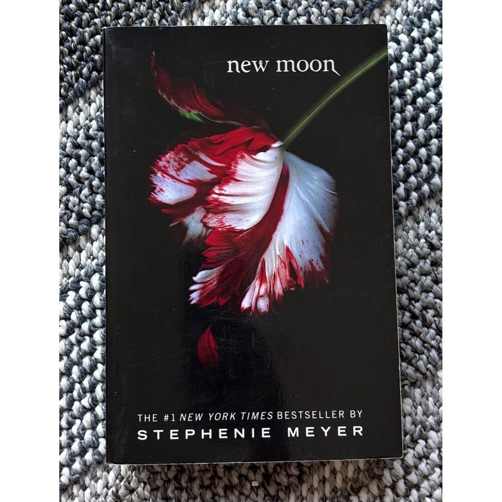 New Moon by Stephenie Meyer Twilight Saga Paperback Novel Book